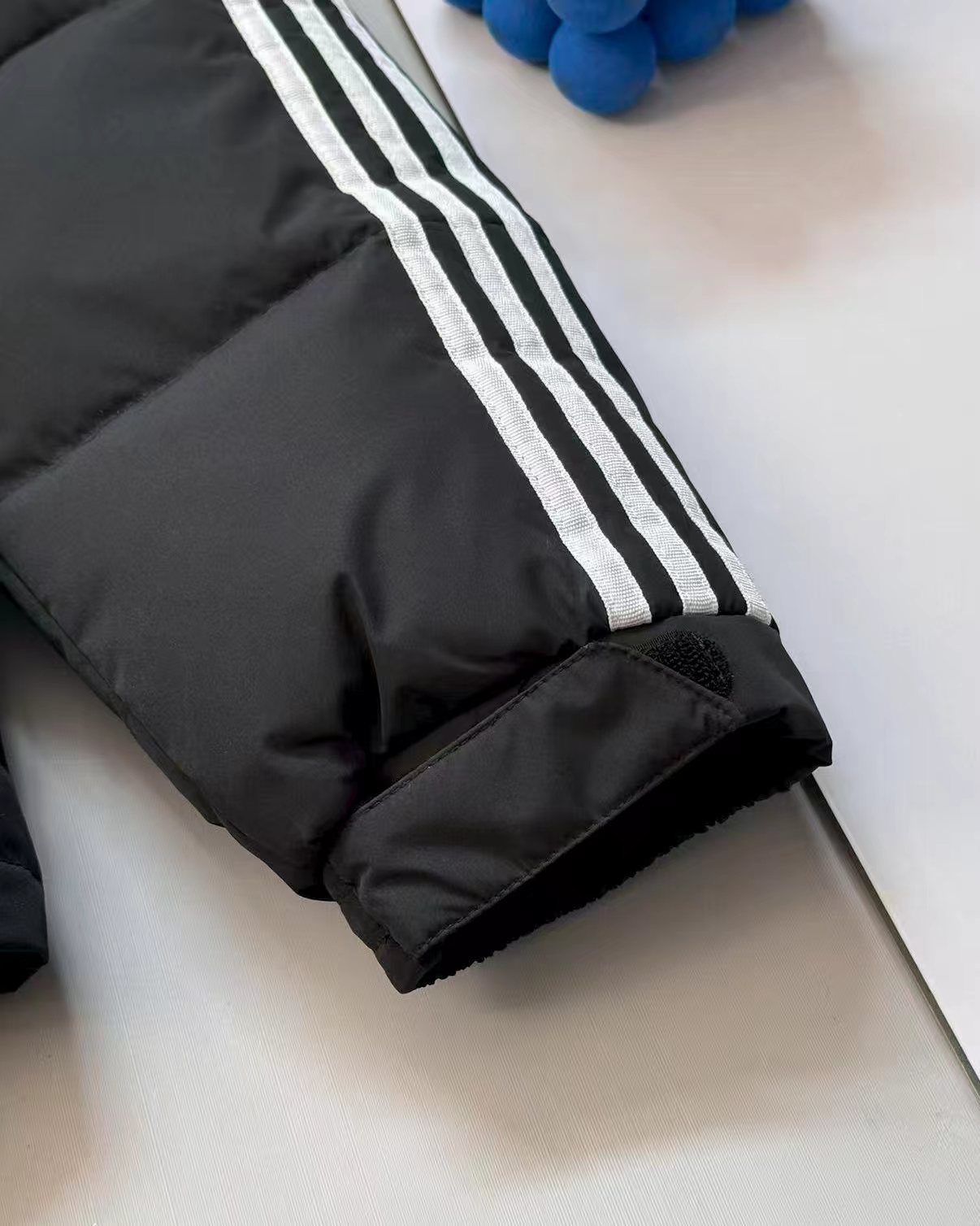 adidas ダウンジャケット 3ストライプス フード付き 軽量 通勤カジュアル ブラック/ホワイト/グレー 全3色 - 画像 2