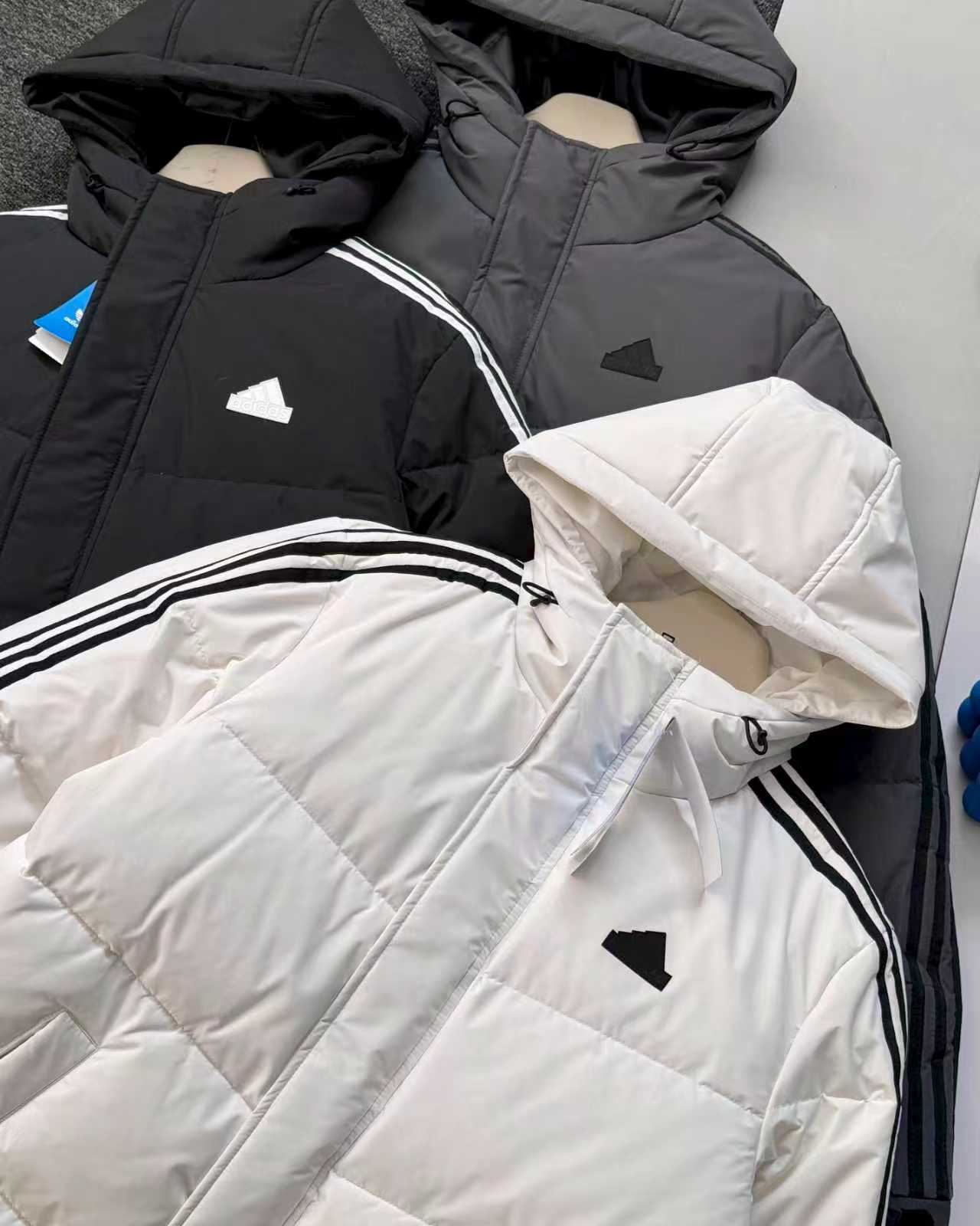 adidas ダウンジャケット 3ストライプス フード付き 軽量 通勤カジュアル ブラック/ホワイト/グレー 全3色 - 画像 9