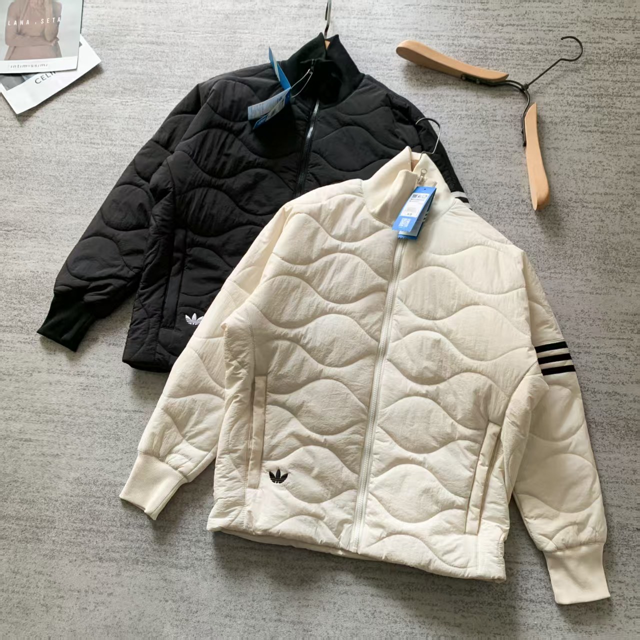 ADIDAS ORIGINALS ダウンジャケット ミニサイズ ワッペン付き ブラック ホワイト 2色展開 - 画像 2