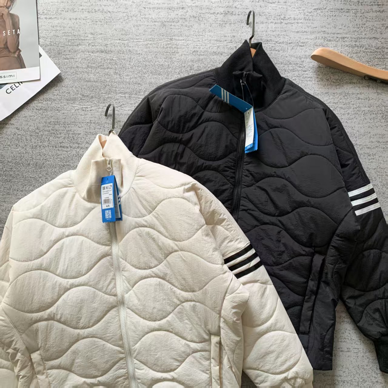 ADIDAS ORIGINALS ダウンジャケット ミニサイズ ワッペン付き ブラック ホワイト 2色展開 - 画像 3