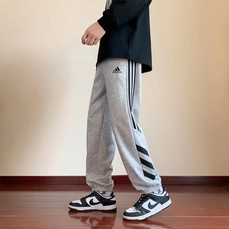 adidas スウェットパンツ カジュアル 3本ライン ロゴ入り ブラック ホワイト レザー調 メンズ - 画像 2