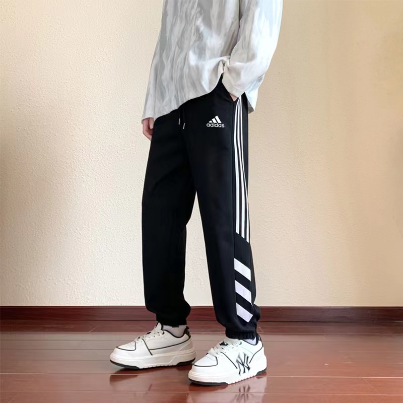 adidas スウェットパンツ カジュアル 3本ライン ロゴ入り ブラック ホワイト レザー調 メンズ - 画像 3