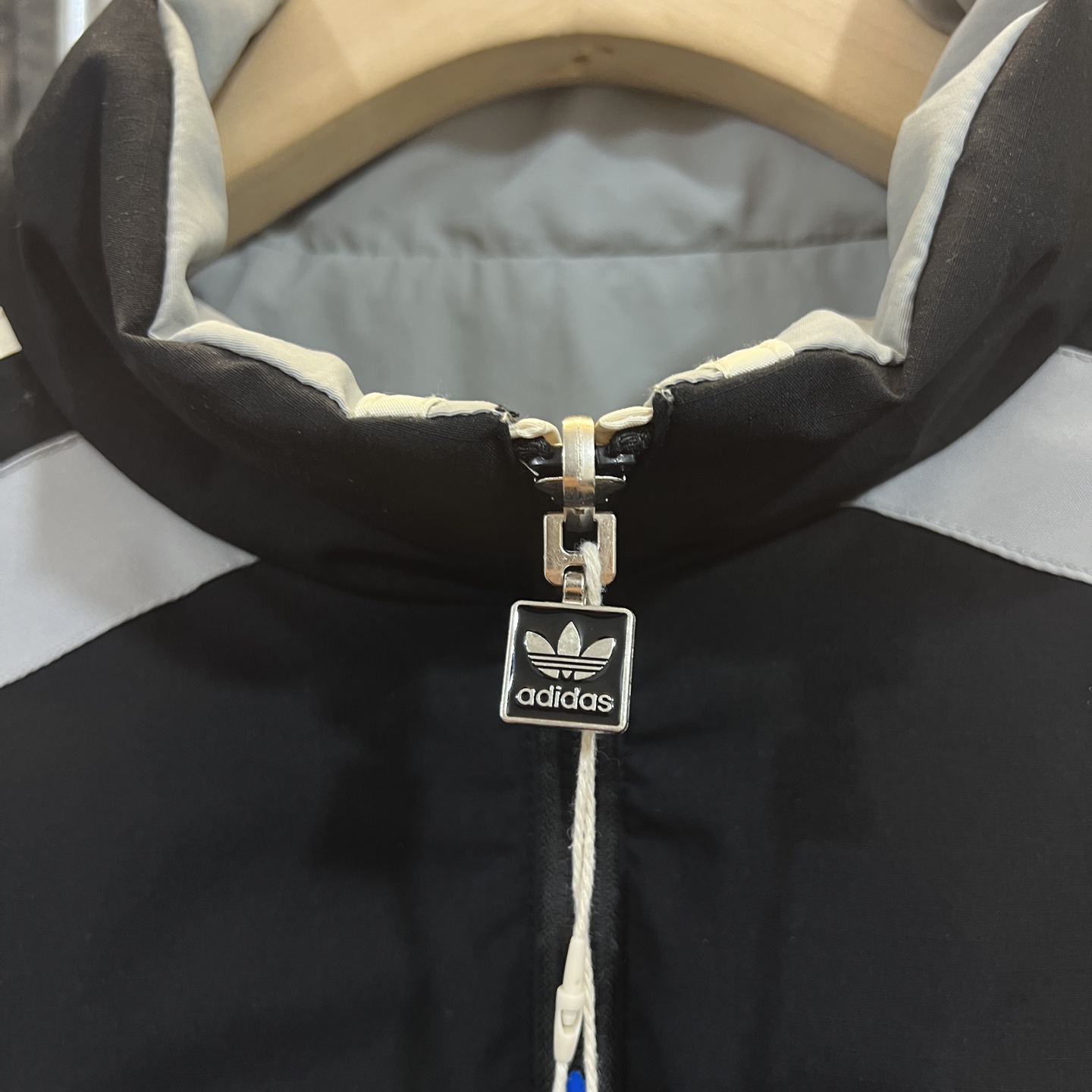 adidas ジャケット スポーツライン ロゴデザイン カジュアル ブラック ホワイト レザー調 - 画像 3