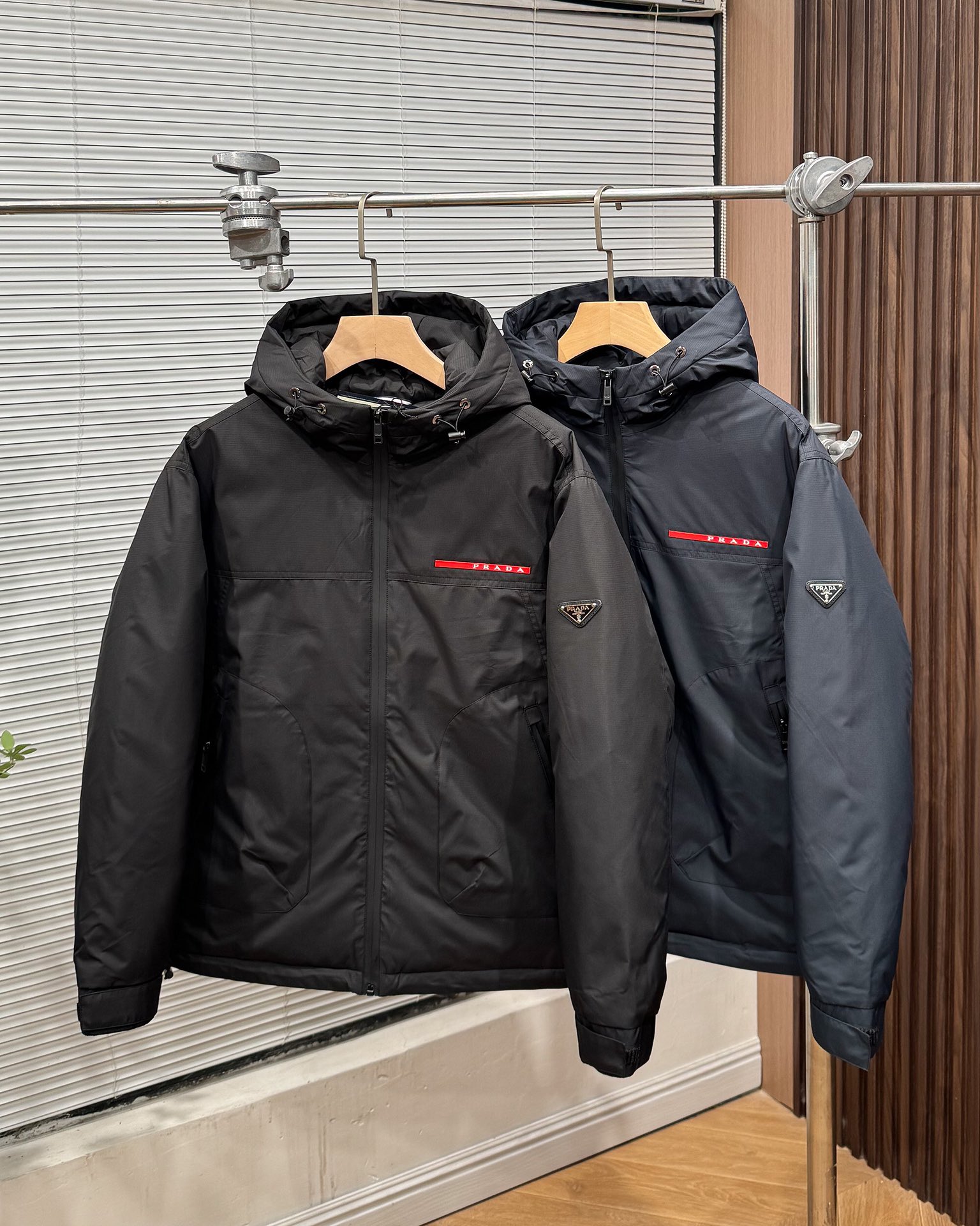 PRADA ダウンジャケット 2WAY フード付き 軽量 ブラック ネイビー ポリエステル