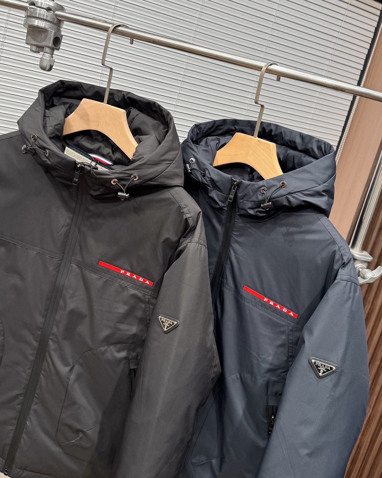 PRADA ダウンジャケット 2WAY フード付き 軽量 ブラック ネイビー ポリエステル - 画像 2