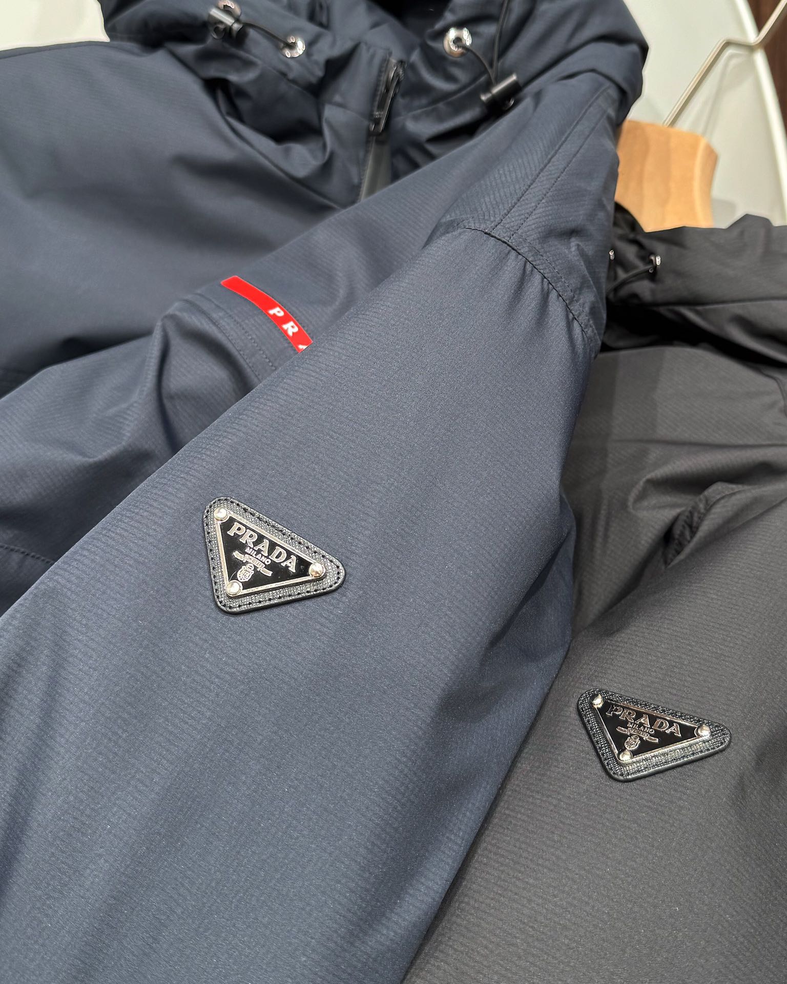 PRADA ダウンジャケット 2WAY フード付き 軽量 ブラック ネイビー ポリエステル - 画像 5