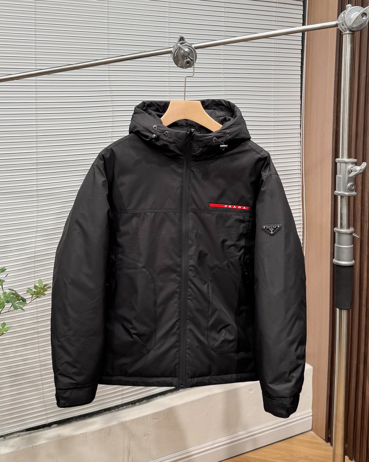 PRADA ダウンジャケット フード付き 撥水加工 通勤カジュアル ブラック ポリエステル
