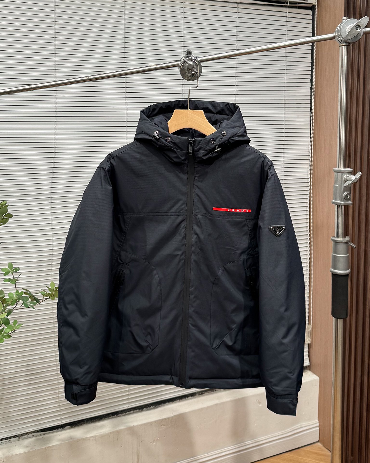PRADA ダウンジャケット フード付き 撥水加工 通勤カジュアル ブラック ポリエステル - 画像 2