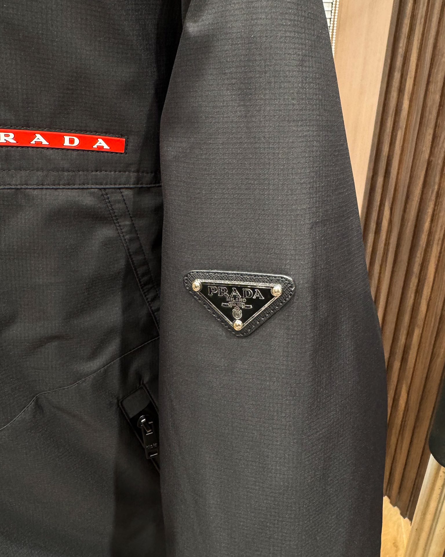 PRADA ダウンジャケット フード付き 撥水加工 通勤カジュアル ブラック ポリエステル - 画像 3