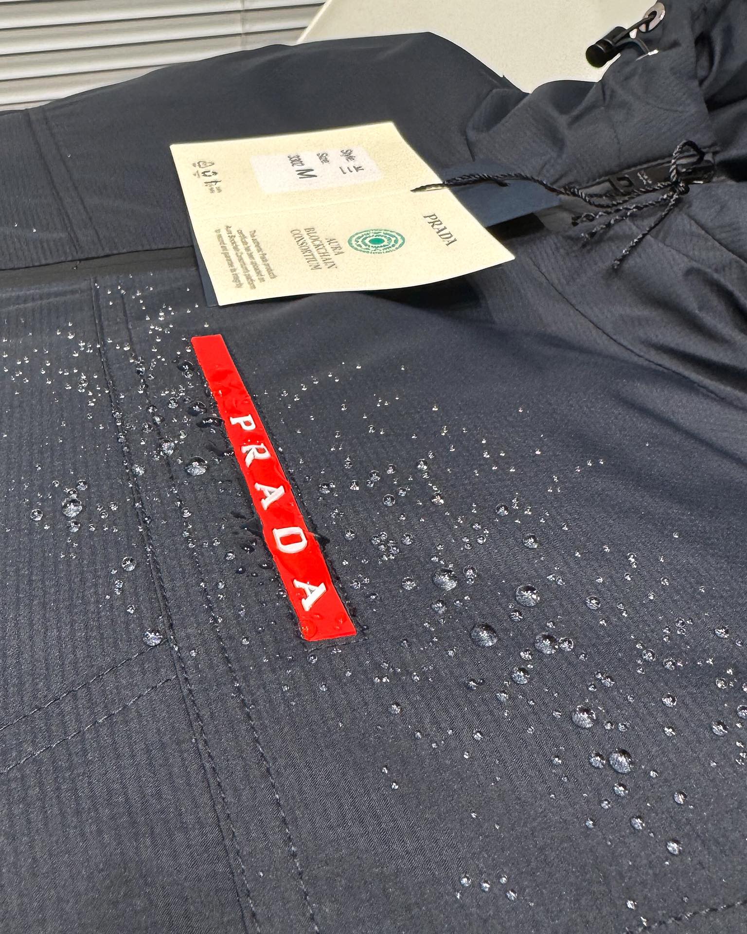 PRADA ダウンジャケット フード付き 撥水加工 通勤カジュアル ブラック ポリエステル - 画像 4