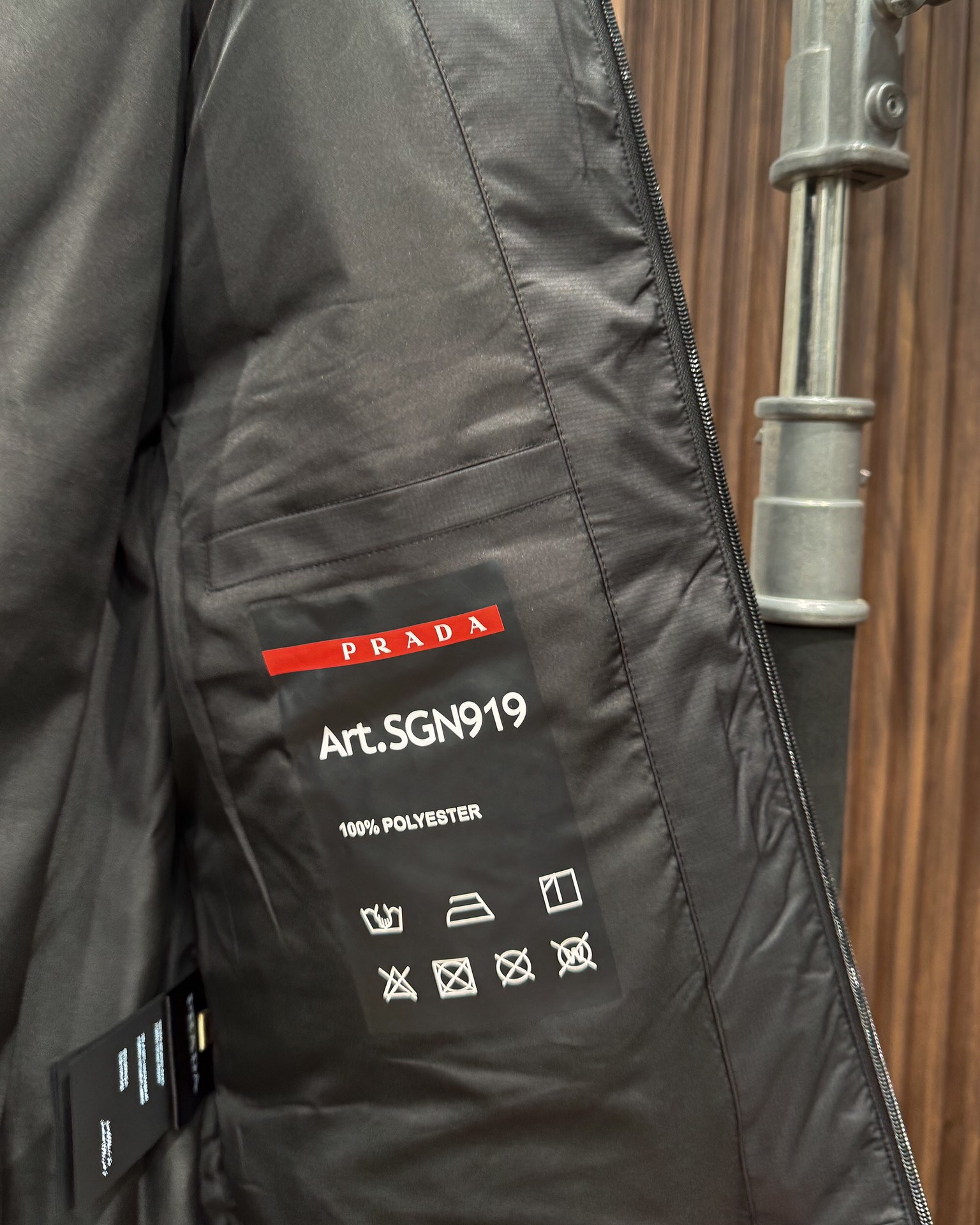 PRADA ダウンジャケット フード付き 撥水加工 通勤カジュアル ブラック ポリエステル - 画像 7