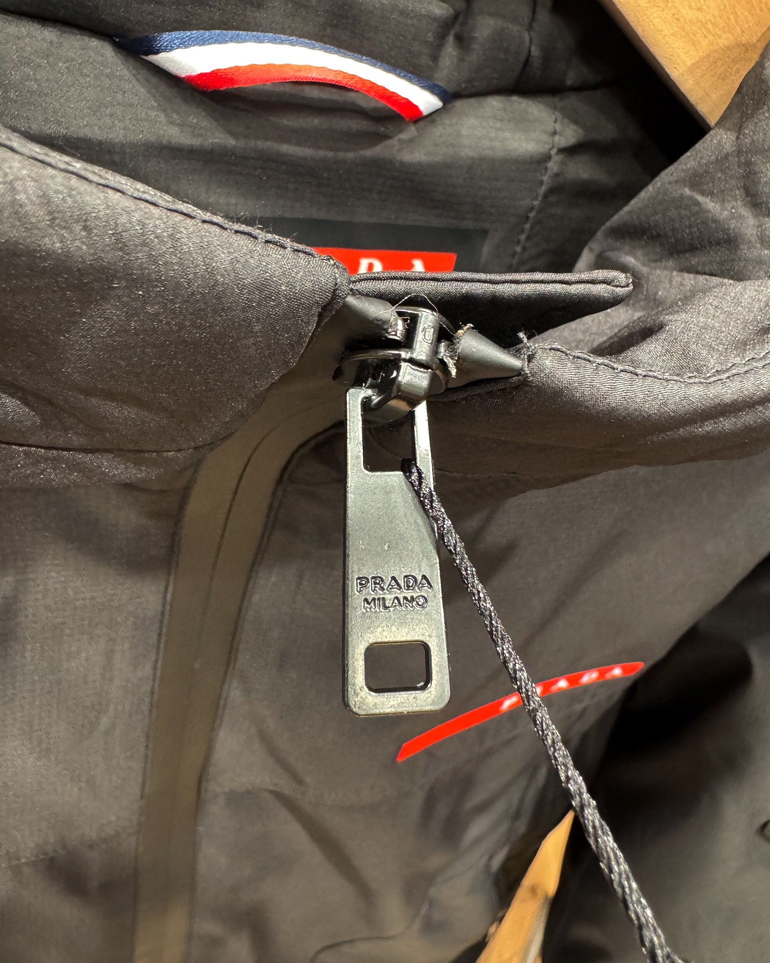 PRADA ダウンジャケット フード付き 撥水加工 通勤カジュアル ブラック ポリエステル - 画像 9