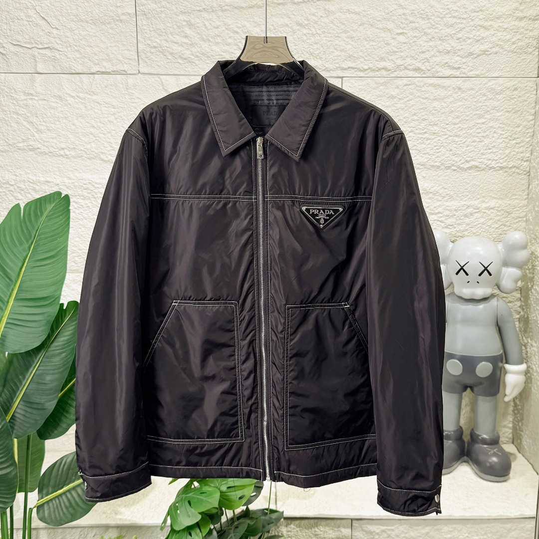 PRADA ダウンジャケット ミニサイズ ブラック ナイロン ジップアップ 2WAY レザーパッチ付き - 画像 3