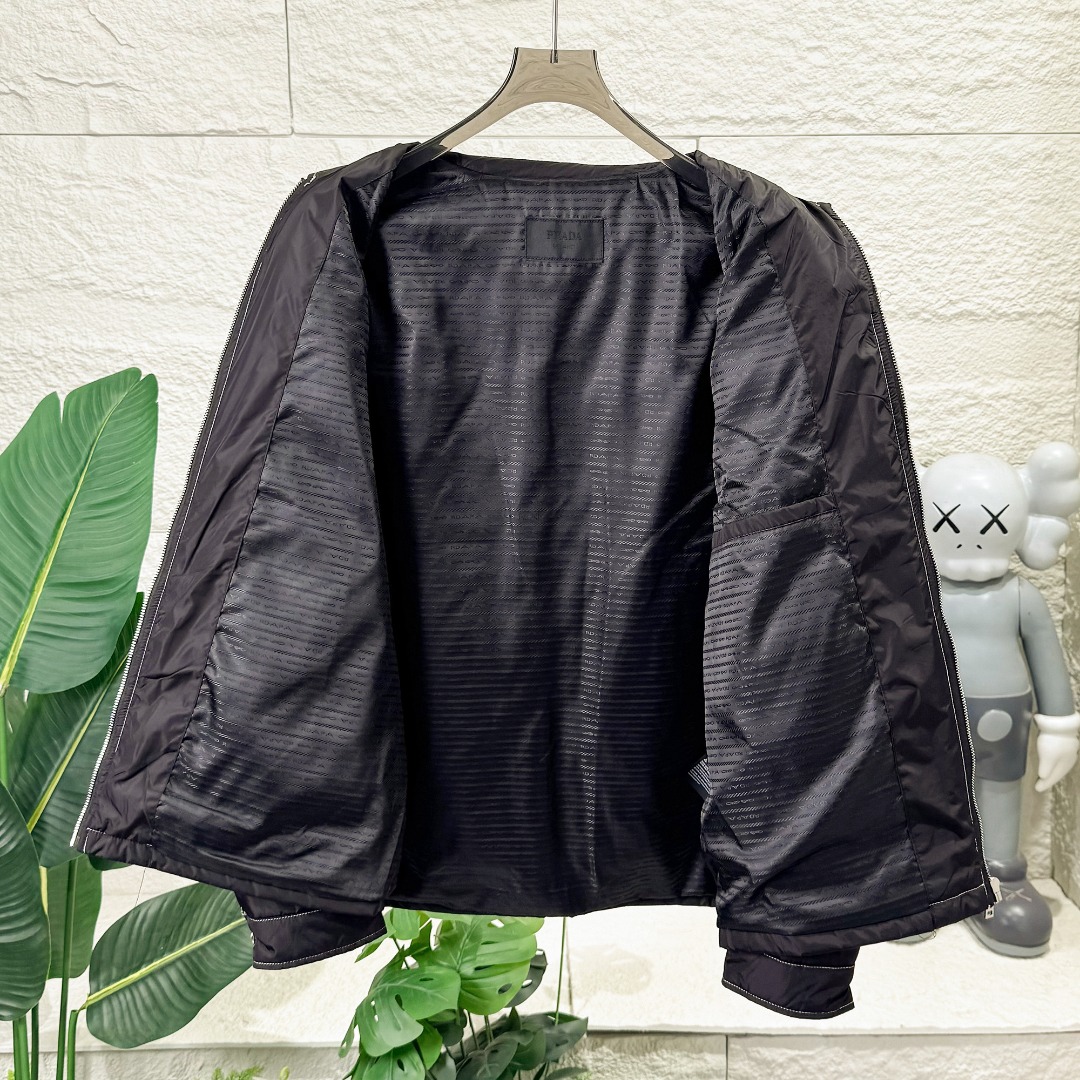 PRADA ダウンジャケット ミニサイズ ブラック ナイロン ジップアップ 2WAY レザーパッチ付き - 画像 5