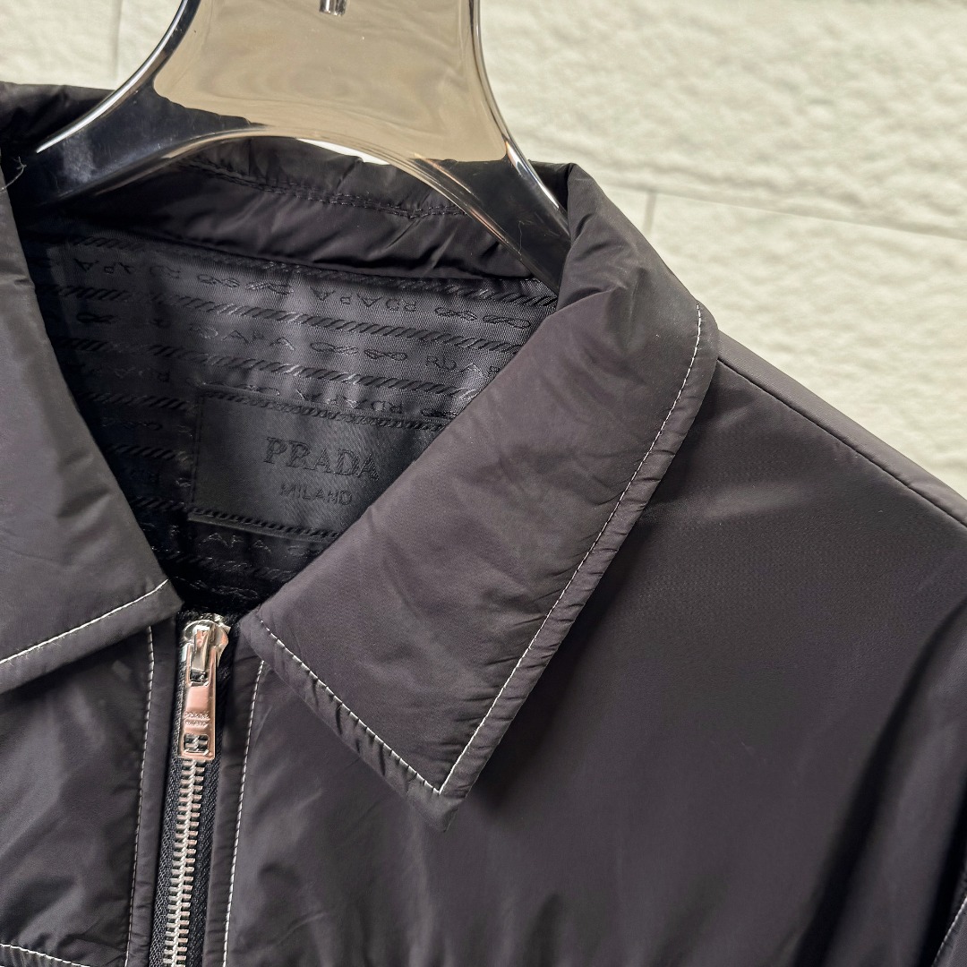 PRADA ダウンジャケット ミニサイズ ブラック ナイロン ジップアップ 2WAY レザーパッチ付き - 画像 6