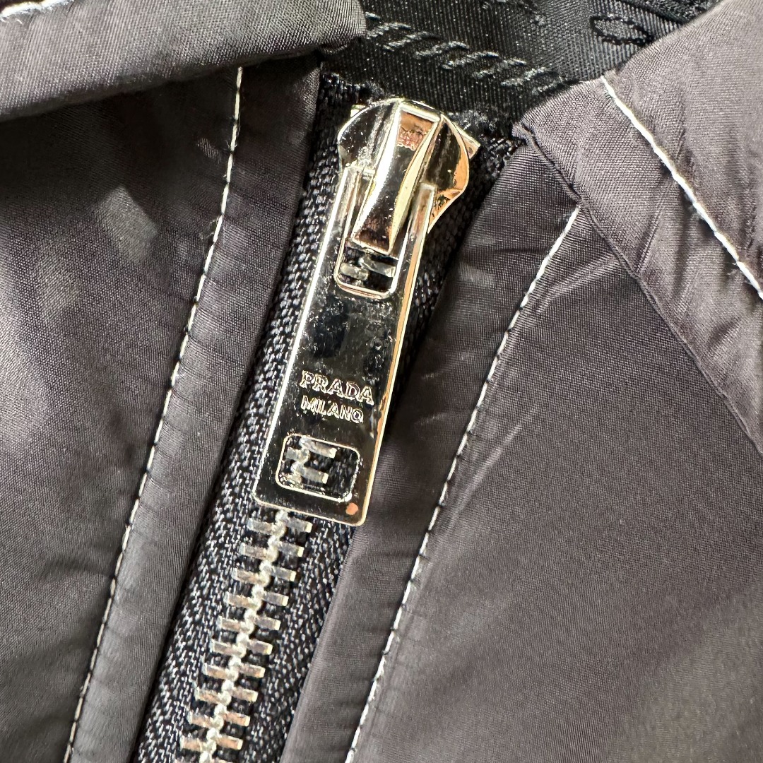 PRADA ダウンジャケット ミニサイズ ブラック ナイロン ジップアップ 2WAY レザーパッチ付き - 画像 7