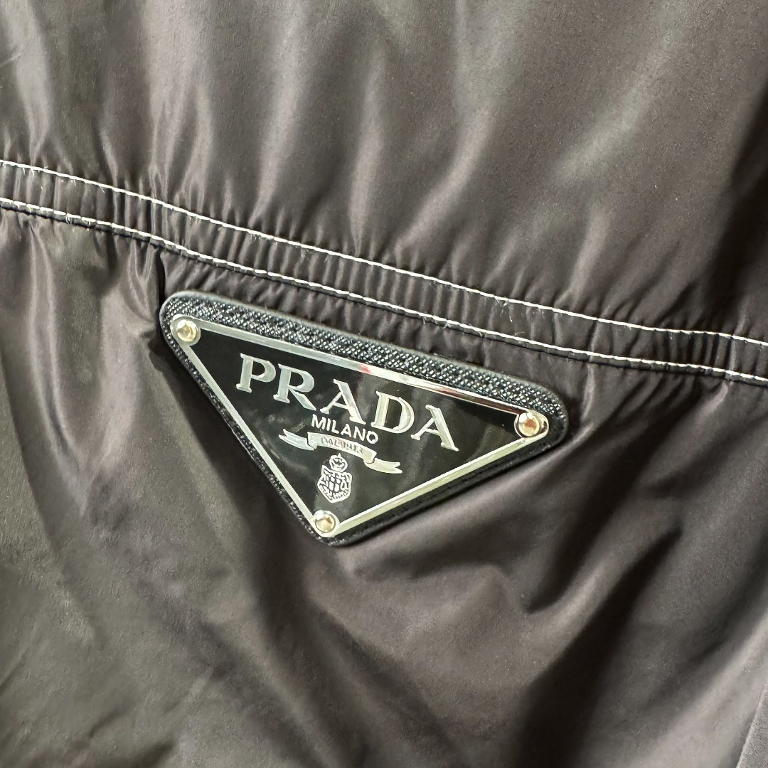 PRADA ダウンジャケット ミニサイズ ブラック ナイロン ジップアップ 2WAY レザーパッチ付き - 画像 8
