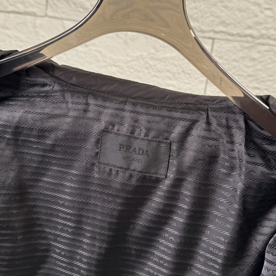 PRADA ダウンジャケット ミニサイズ ブラック ナイロン ジップアップ 2WAY レザーパッチ付き - 画像 9