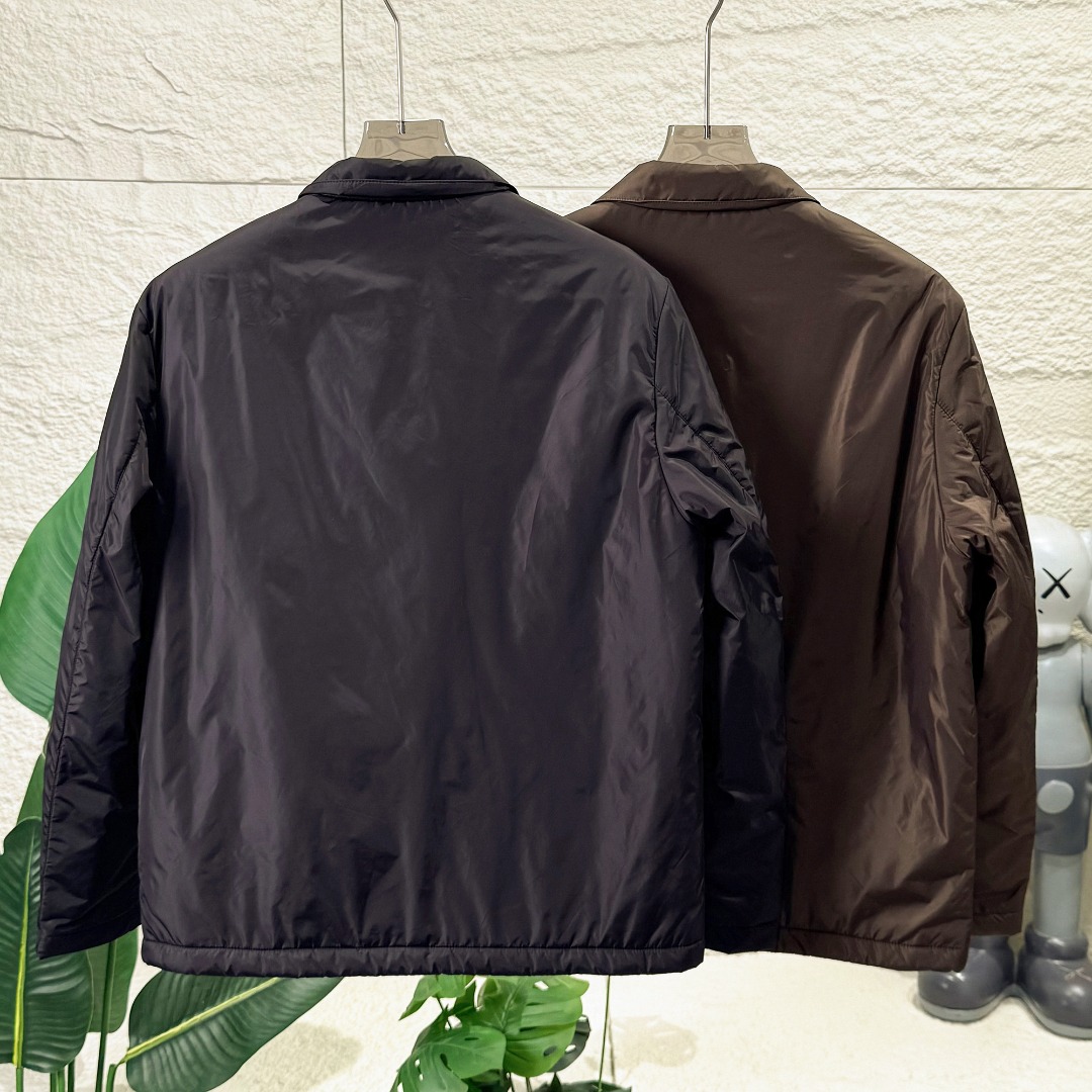 PRADA ダウンジャケット ミニサイズ ブランドロゴ付 軽量 通勤カジュアル ブラック ブラウン ナイロン - 画像 2