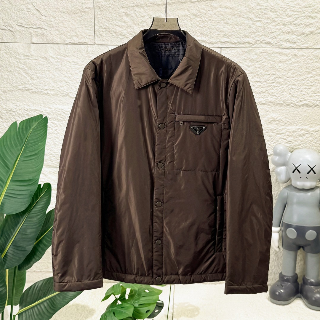 PRADA ダウンジャケット ミニサイズ ブランドロゴ付 軽量 通勤カジュアル ブラック ブラウン ナイロン - 画像 3