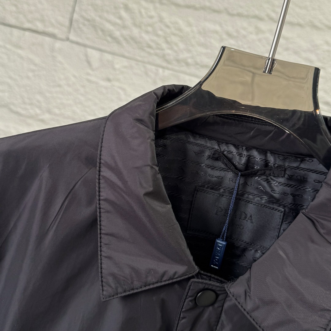 PRADA ダウンジャケット ミニサイズ ブランドロゴ付 軽量 通勤カジュアル ブラック ブラウン ナイロン - 画像 4