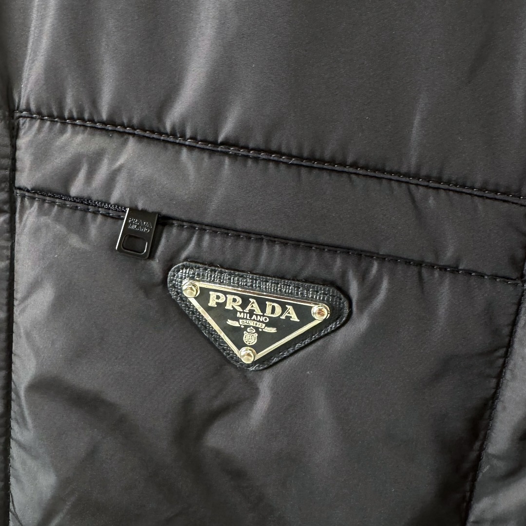 PRADA ダウンジャケット ミニサイズ ブランドロゴ付 軽量 通勤カジュアル ブラック ブラウン ナイロン - 画像 8