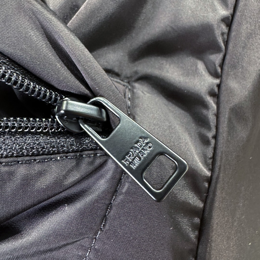 PRADA ダウンジャケット ミニサイズ ブランドロゴ付 軽量 通勤カジュアル ブラック ブラウン ナイロン - 画像 9