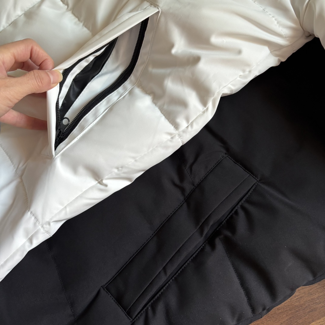 adidas ダウンベスト 2WAY ファスナー付き ロゴ入り ブラック ホワイト 全2色 - 画像 4