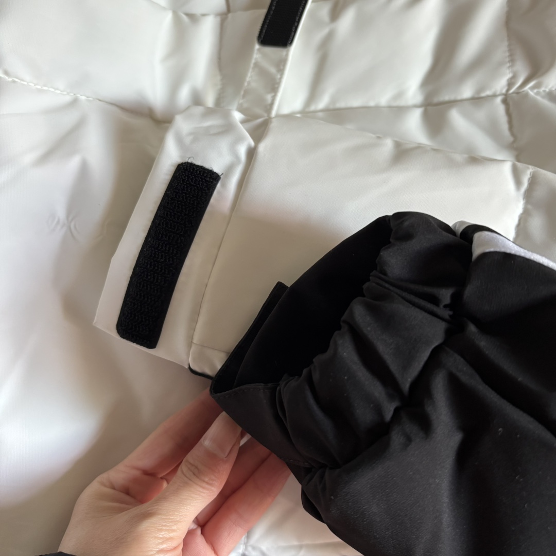 adidas ダウンベスト 2WAY ファスナー付き ロゴ入り ブラック ホワイト 全2色 - 画像 5