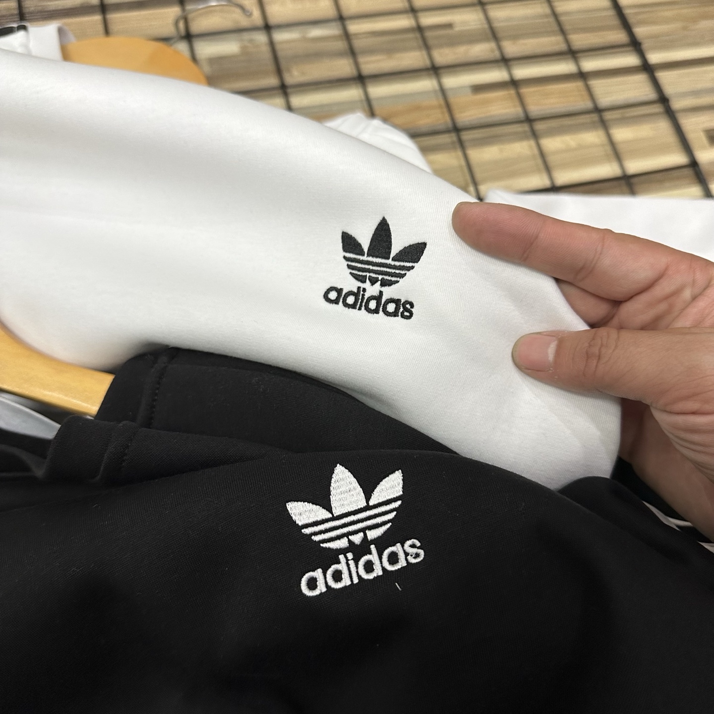 adidas セーター ロゴ刺繍 3本線デザイン 通勤カジュアル ブラック ホワイト展開 - 画像 2