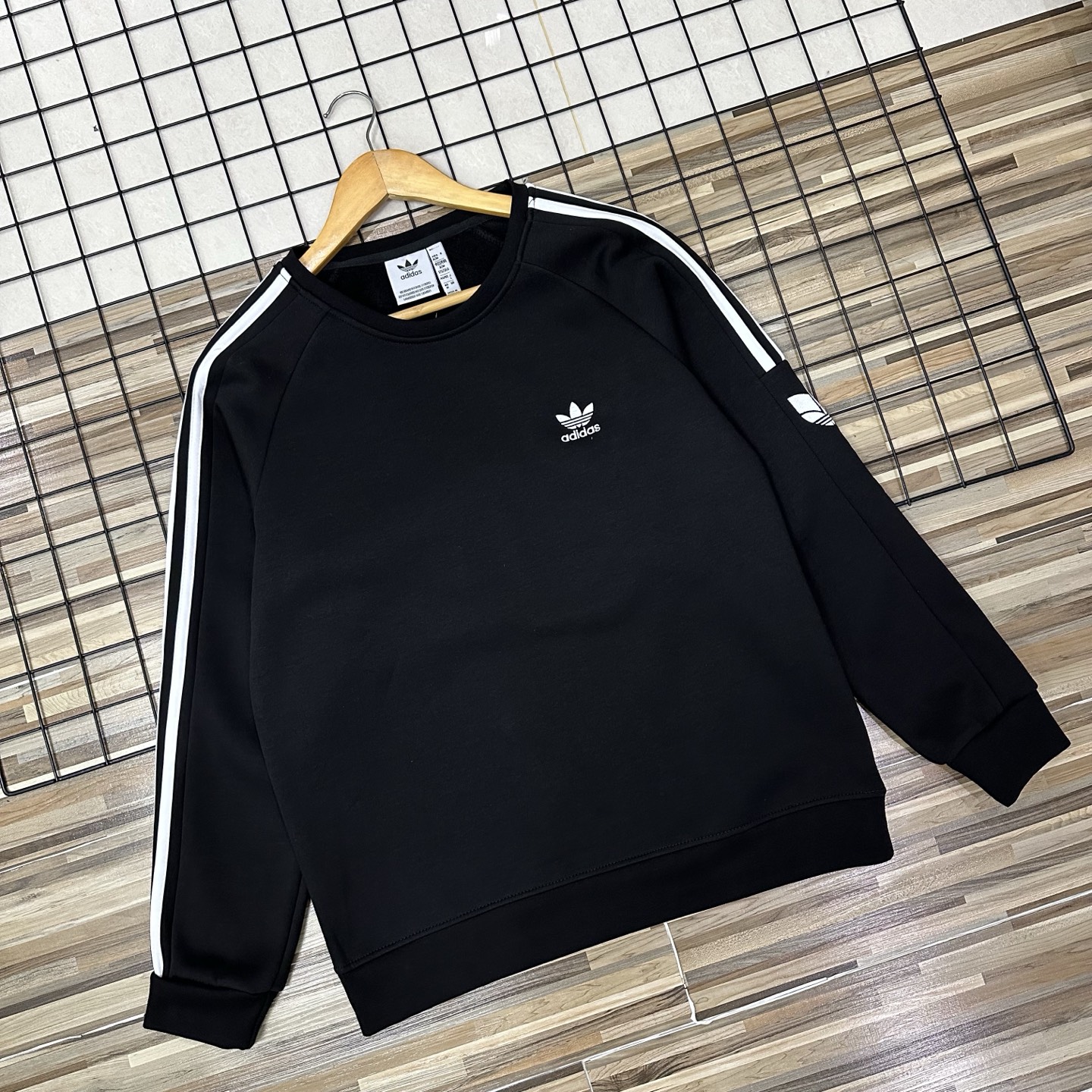 adidas セーター ロゴ刺繍 3本線デザイン 通勤カジュアル ブラック ホワイト展開 - 画像 3