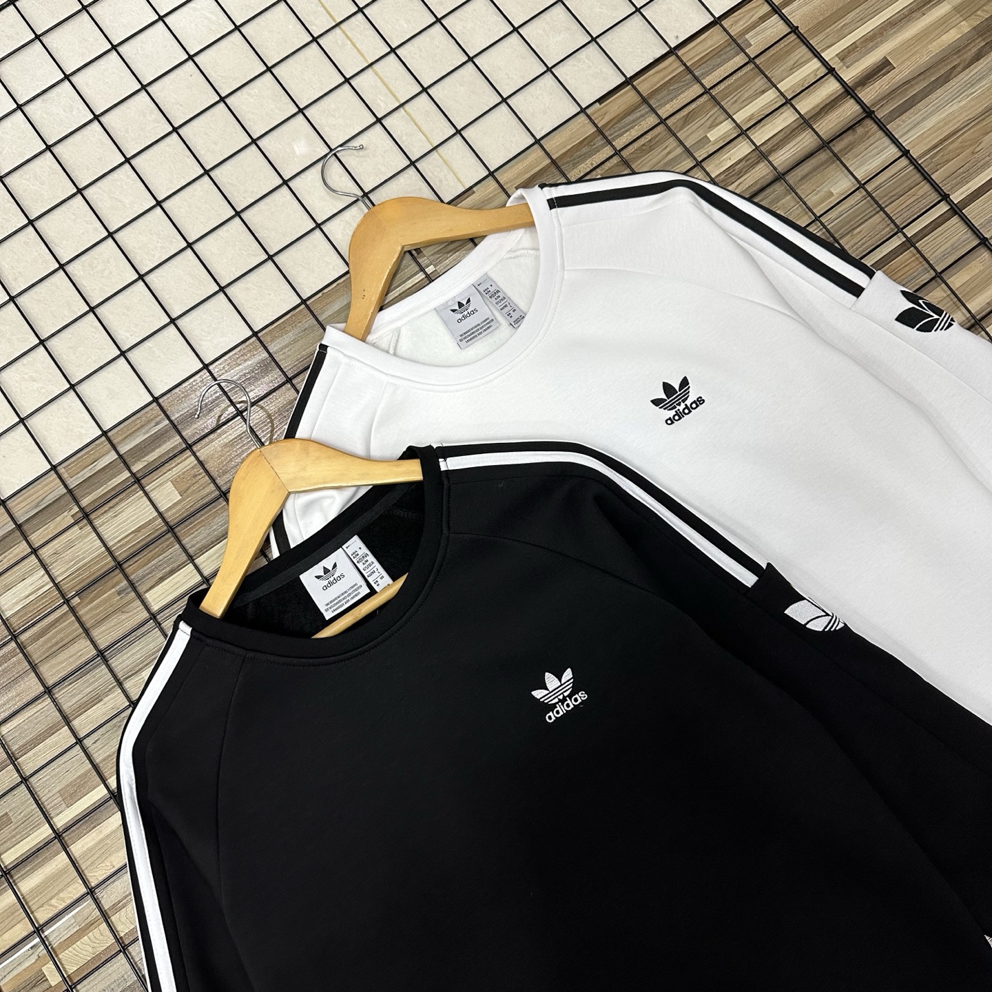 adidas セーター ロゴ刺繍 3本線デザイン 通勤カジュアル ブラック ホワイト展開 - 画像 4