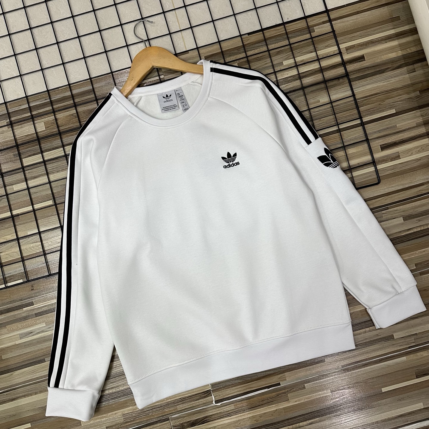 adidas セーター ロゴ刺繍 3本線デザイン 通勤カジュアル ブラック ホワイト展開 - 画像 5