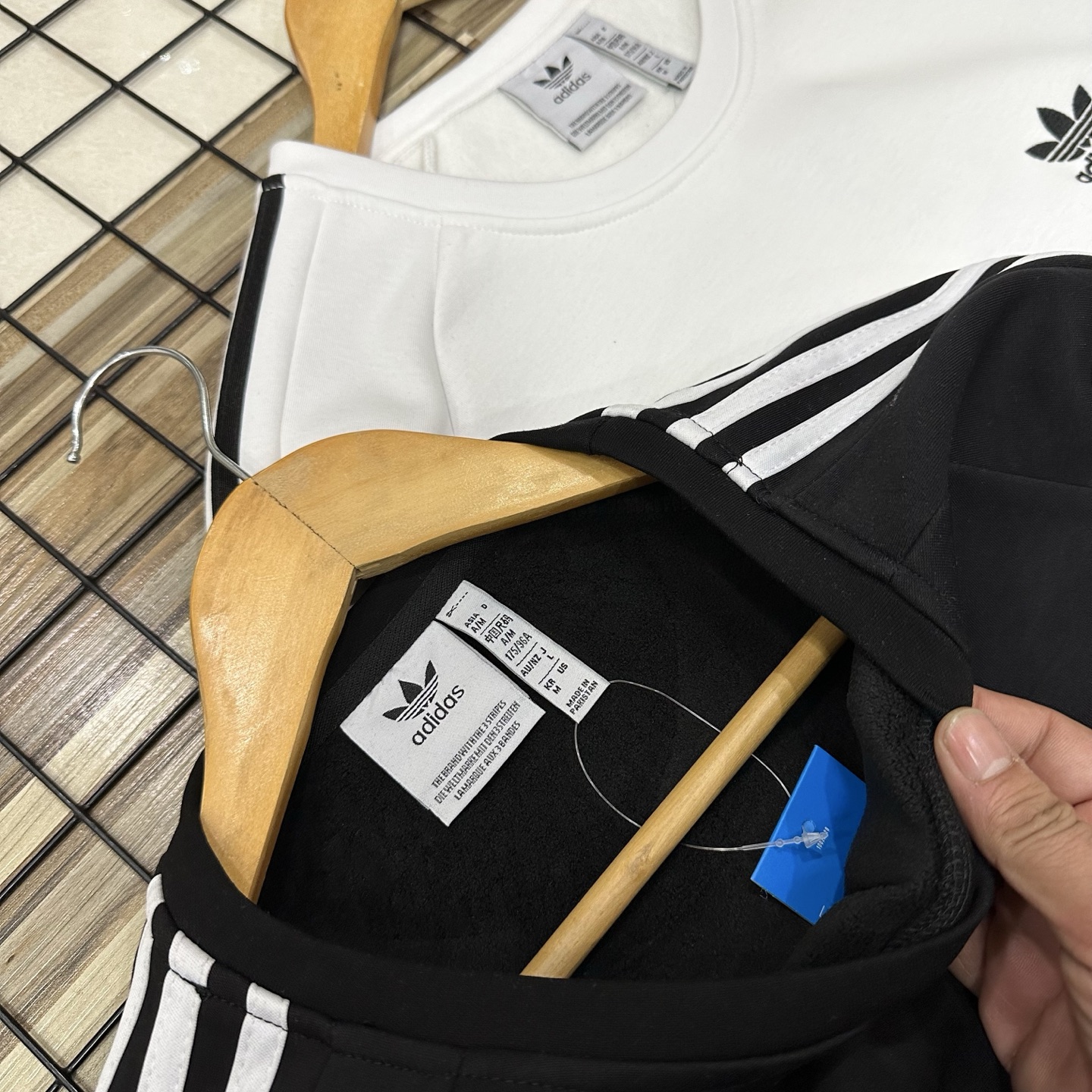 adidas セーター ロゴ刺繍 3本線デザイン 通勤カジュアル ブラック ホワイト展開 - 画像 6