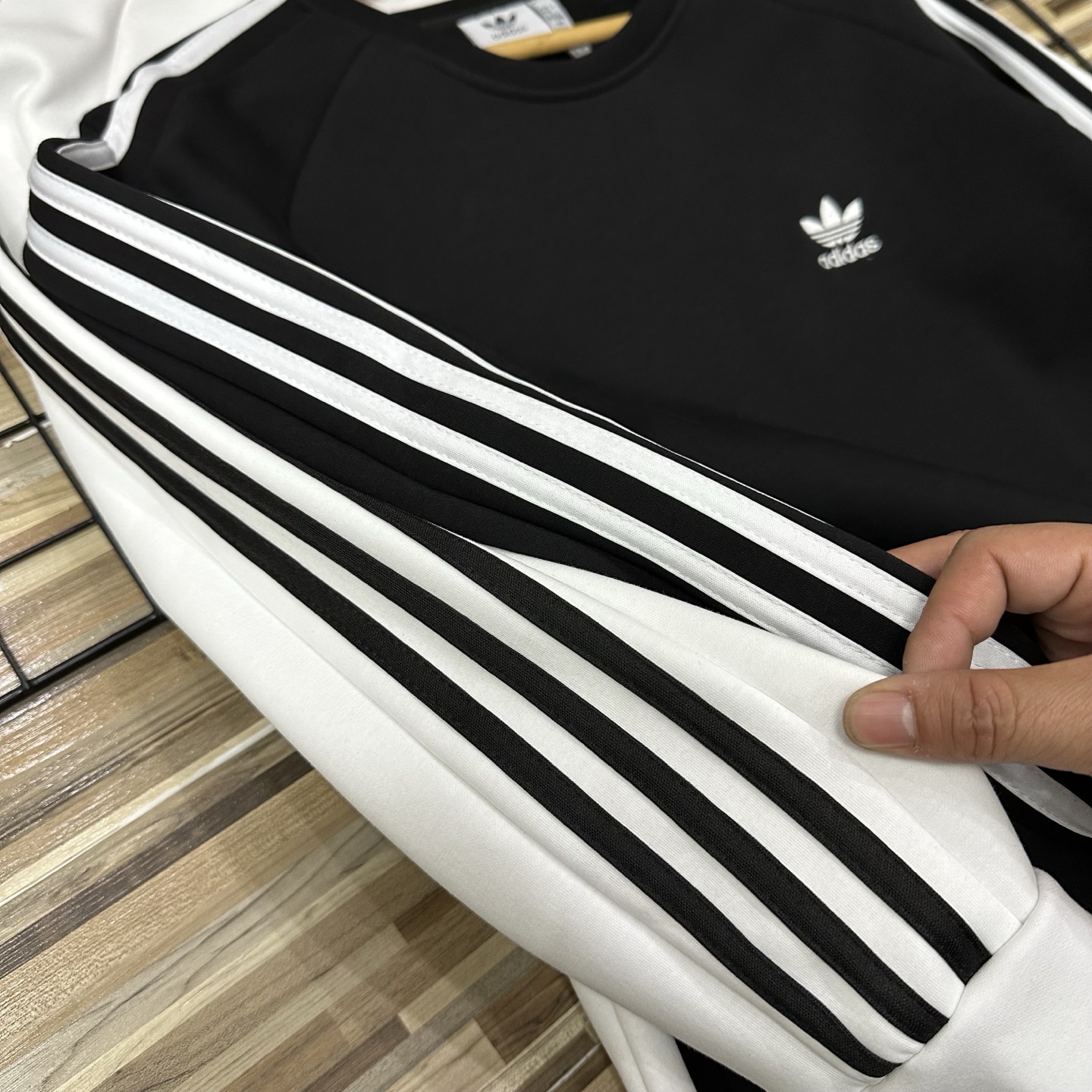 adidas セーター ロゴ刺繍 3本線デザイン 通勤カジュアル ブラック ホワイト展開 - 画像 7