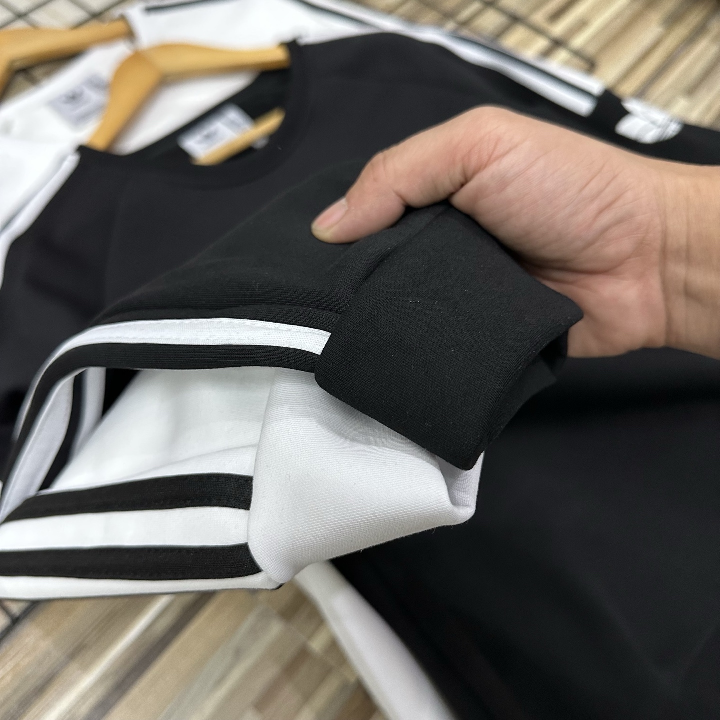 adidas セーター ロゴ刺繍 3本線デザイン 通勤カジュアル ブラック ホワイト展開 - 画像 8