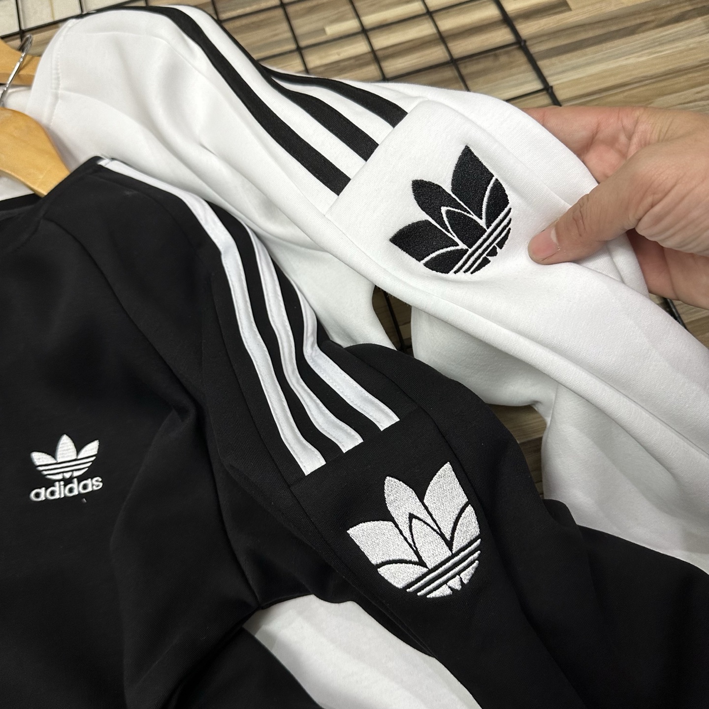 adidas セーター ロゴ刺繍 3本線デザイン 通勤カジュアル ブラック ホワイト展開 - 画像 9