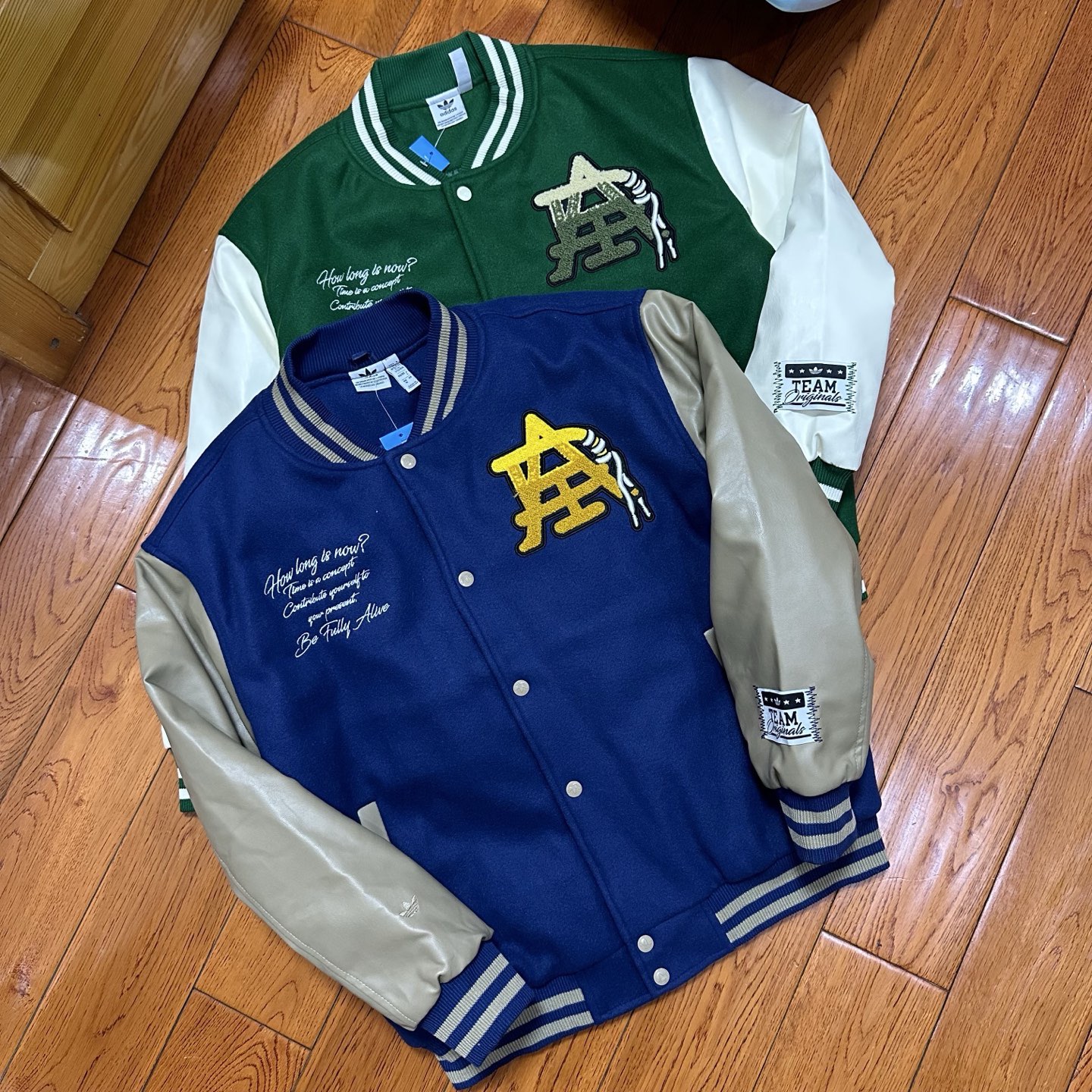 ADIDAS ジャケット ベースボールジャケット レザーパッチ 2WAY デザイン ブルー/グリーン レザー×キャンバス