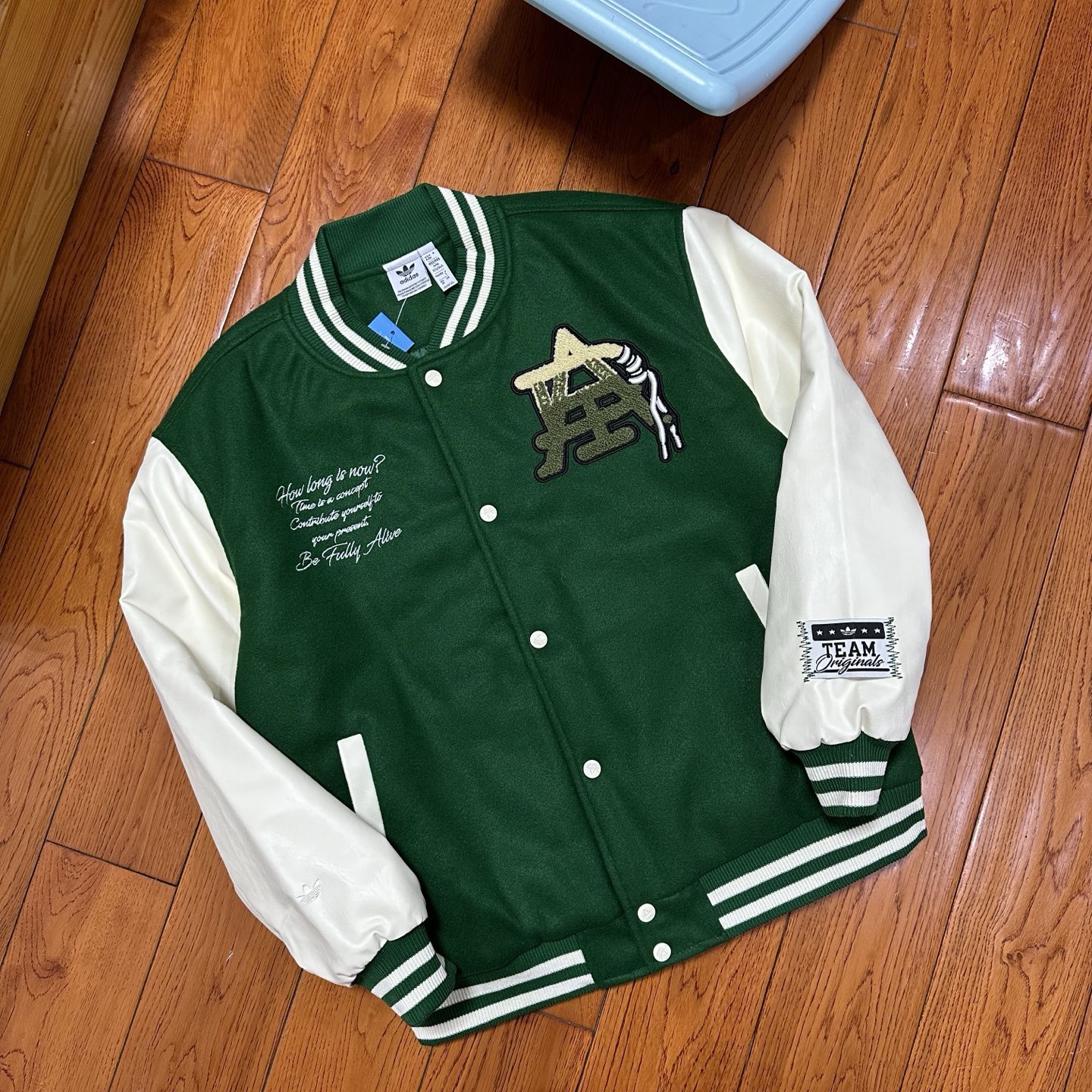 ADIDAS ジャケット ベースボールジャケット レザーパッチ 2WAY デザイン ブルー/グリーン レザー×キャンバス - 画像 4