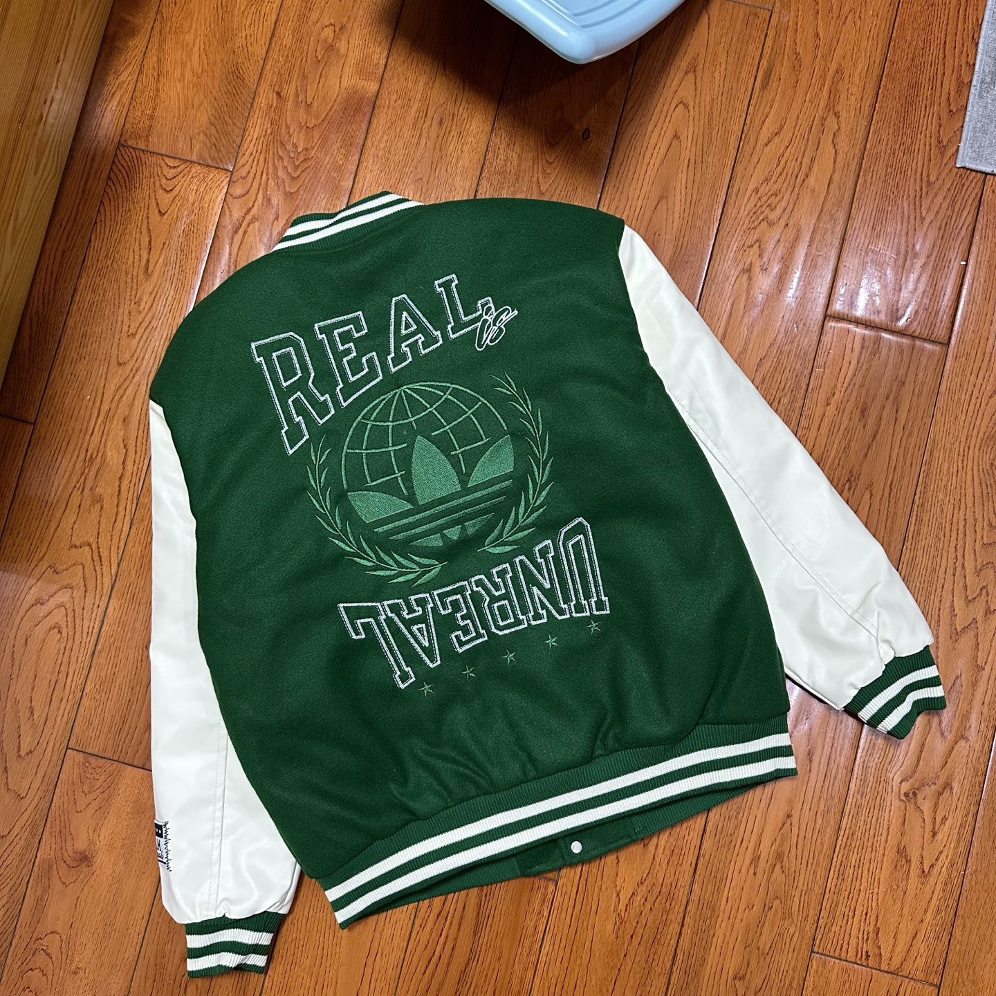 ADIDAS ジャケット ベースボールジャケット レザーパッチ 2WAY デザイン ブルー/グリーン レザー×キャンバス - 画像 5