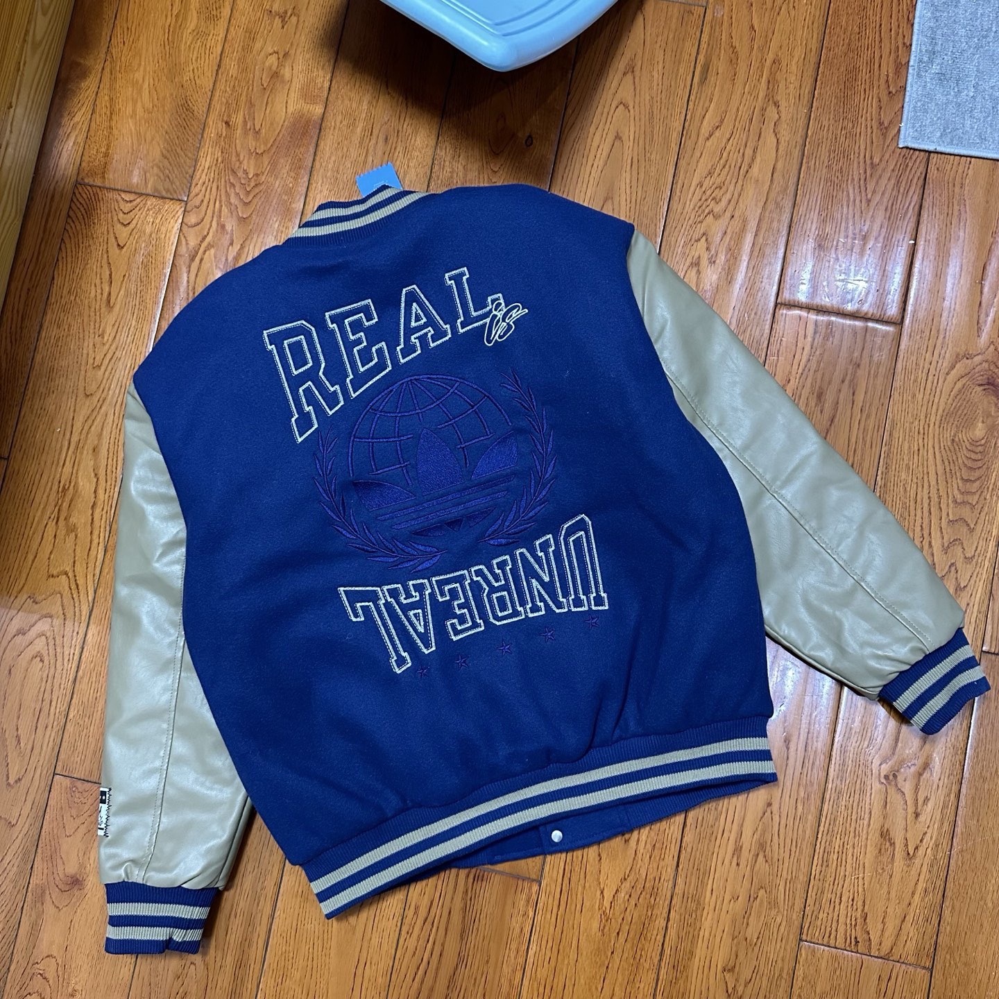 ADIDAS ジャケット ベースボールジャケット レザーパッチ 2WAY デザイン ブルー/グリーン レザー×キャンバス - 画像 7