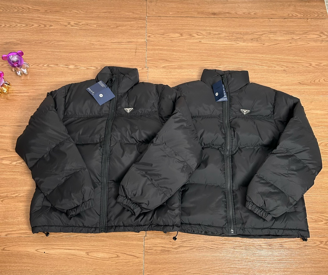 PRADA ダウンジャケット ミニサイズ レギュラー ブラック レザー調ロゴ 撥水加工 ブラック
