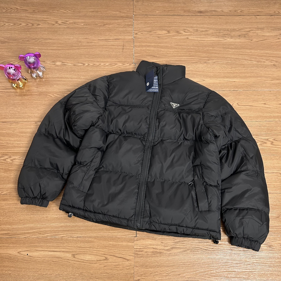 PRADA ダウンジャケット ミニサイズ レギュラー ブラック レザー調ロゴ 撥水加工 ブラック - 画像 2