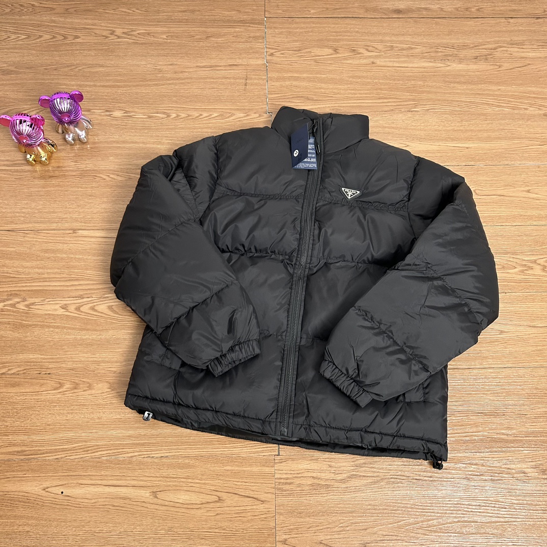PRADA ダウンジャケット ミニサイズ レギュラー ブラック レザー調ロゴ 撥水加工 ブラック - 画像 3