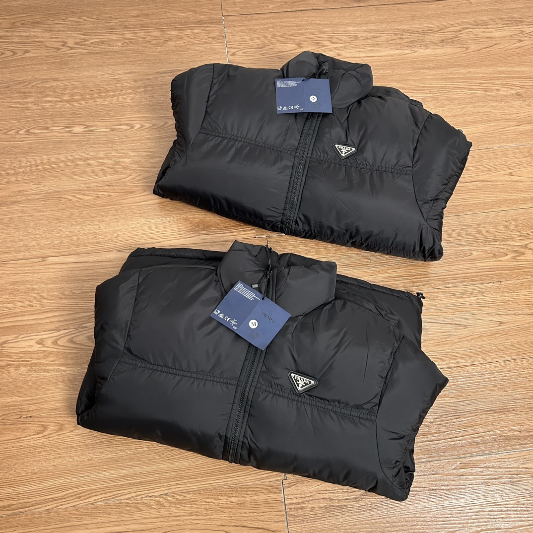 PRADA ダウンジャケット ミニサイズ レギュラー ブラック レザー調ロゴ 撥水加工 ブラック - 画像 4