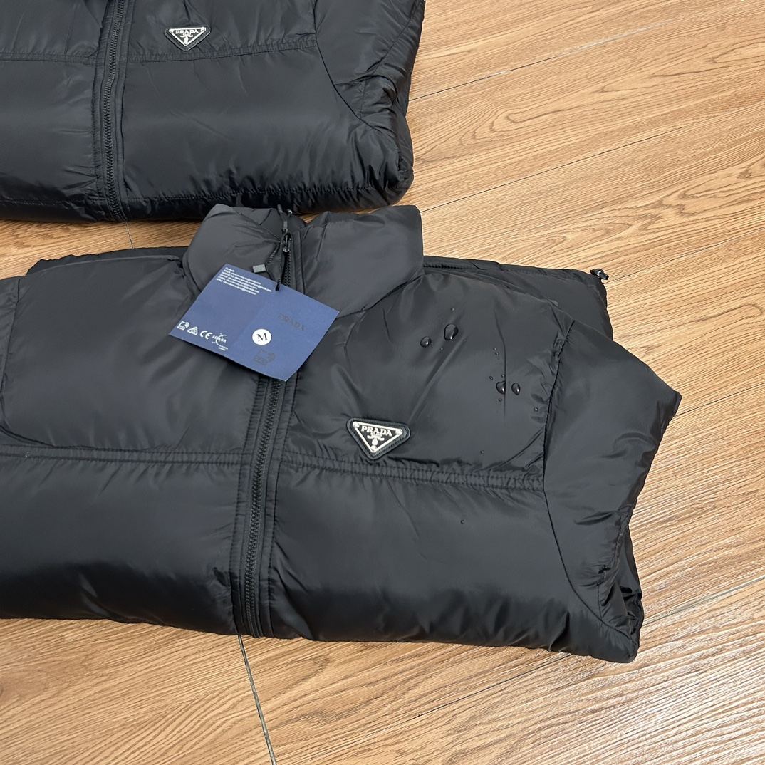 PRADA ダウンジャケット ミニサイズ レギュラー ブラック レザー調ロゴ 撥水加工 ブラック - 画像 5