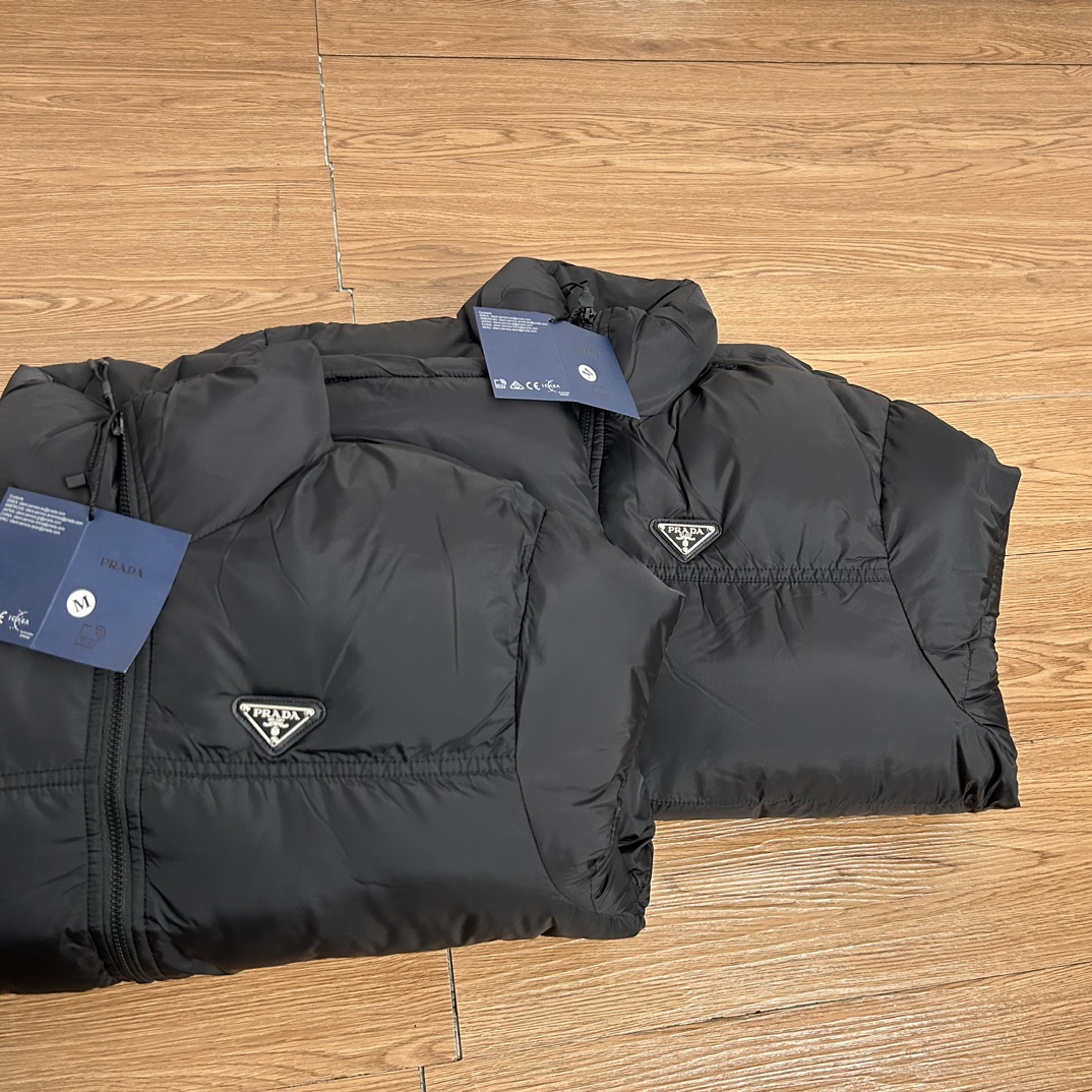 PRADA ダウンジャケット ミニサイズ レギュラー ブラック レザー調ロゴ 撥水加工 ブラック - 画像 7
