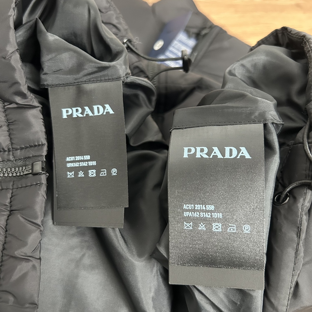 PRADA ダウンジャケット ミニサイズ レギュラー ブラック レザー調ロゴ 撥水加工 ブラック - 画像 9