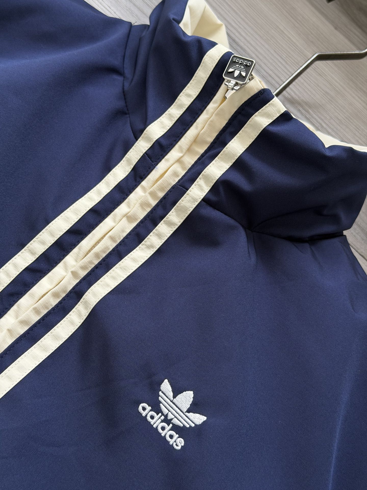 adidas ジャケット トラックジャケット 3ストライプ チームロゴ 両面デザイン ネイビー/アイボリー ナイロン - 画像 8