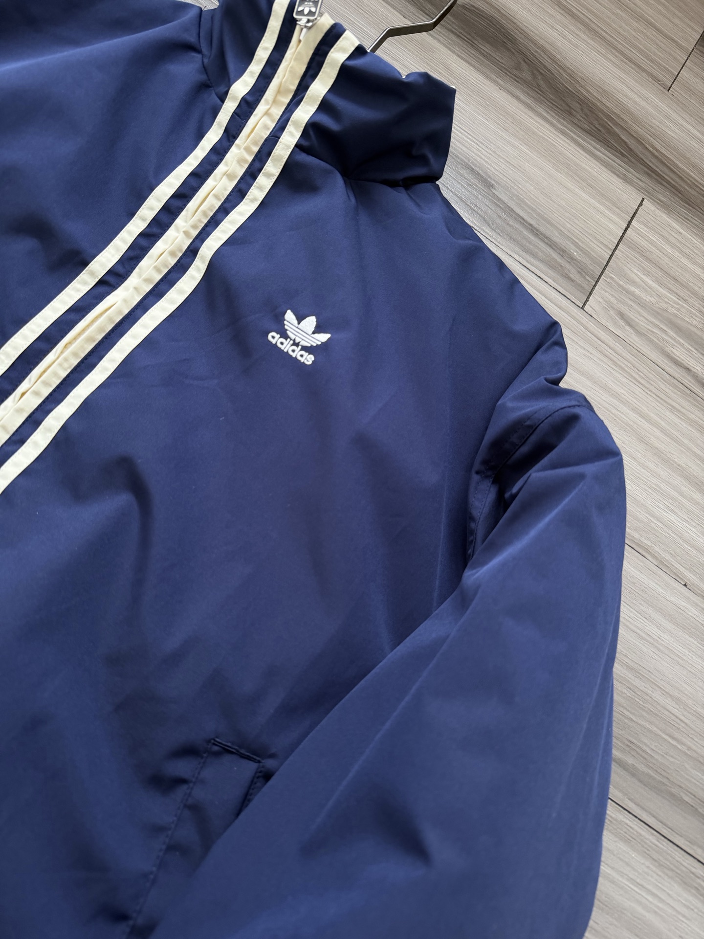 adidas ジャケット トラックジャケット 3ストライプ チームロゴ 両面デザイン ネイビー/アイボリー ナイロン - 画像 9